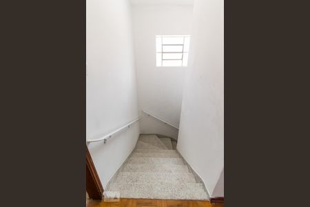 Casa à venda com 150m², 2 quartos e 2 vagas Casa à venda com 150m², 2 quartos e 2 vagasEscadas