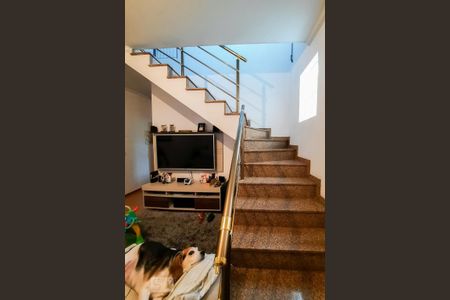 Casa à venda com 155m², 3 quartos e 2 vagas Casa à venda com 155m², 3 quartos e 2 vagasEscada