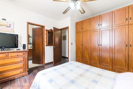 Casa à venda com 250m², 4 quartos e 4 vagas Casa à venda com 250m², 4 quartos e 4 vagasSuíte 1