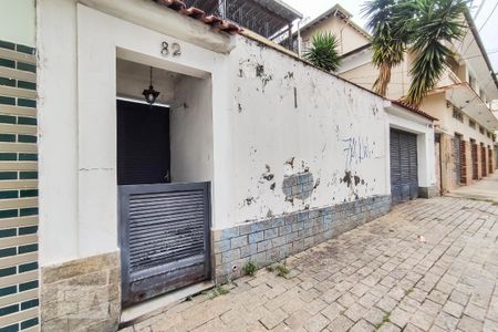 Casa à venda com 250m², 4 quartos e 4 vagas Casa à venda com 250m², 4 quartos e 4 vagasFachada