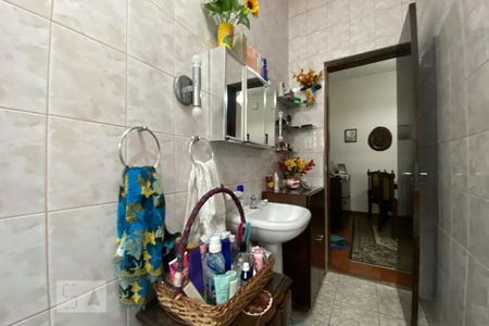 Casa à venda com 180m², 4 quartos e 3 vagas Casa à venda com 180m², 4 quartos e 3 vagasBanheiro