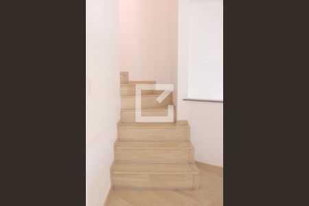 Casa à venda com 100m², 2 quartos e 1 vagaEscada