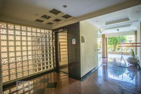 Apartamento à venda com 60m², 2 quartos e 1 vaga Apartamento à venda com 60m², 2 quartos e 1 vagaHall social