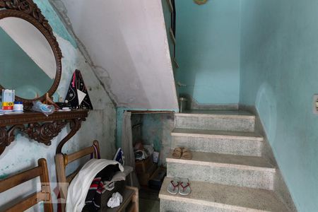 Casa à venda com 177m², 5 quartos e 4 vagas Casa à venda com 177m², 5 quartos e 4 vagasEscada