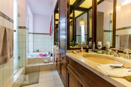 Casa à venda com 362m², 4 quartos e 2 vagasBanheiro da Suíte 2