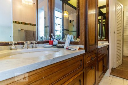 Casa à venda com 362m², 4 quartos e 2 vagasBanheiro da Suíte 2 - Pia