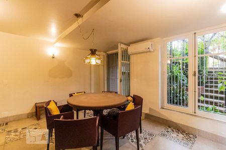 Casa à venda com 362m², 4 quartos e 2 vagasPorão