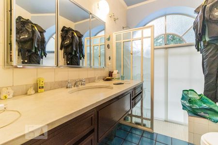 Casa à venda com 362m², 4 quartos e 2 vagasBanheiro da Suíte 1