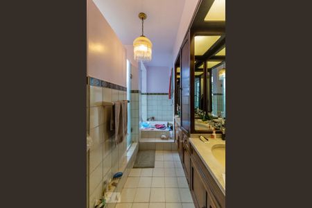 Casa à venda com 362m², 4 quartos e 2 vagasBanheiro da Suíte 2