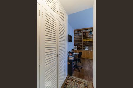 Casa à venda com 362m², 4 quartos e 2 vagasSuíte 1 - Armários