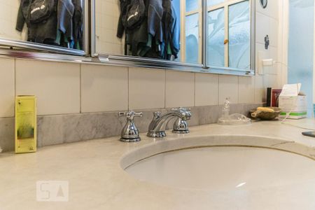 Casa à venda com 362m², 4 quartos e 2 vagasBanheiro da Suíte 1 - Pia