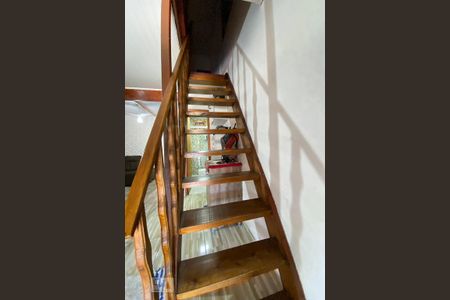Casa à venda com 275m², 4 quartos e 3 vagas Casa à venda com 275m², 4 quartos e 3 vagasEscada