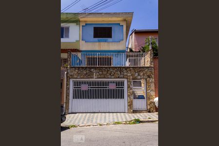 Casa à venda com 120m², 2 quartos e 2 vagas Casa à venda com 120m², 2 quartos e 2 vagasFachada