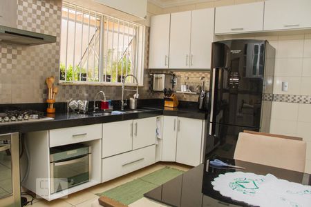 Casa à venda com 242m², 5 quartos e 2 vagasCozinha