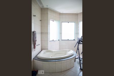 Casa à venda com 413m², 4 quartos e 5 vagasBanheiro do Quarto 1