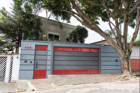 Casa à venda com 350m², 5 quartos e 3 vagas Casa à venda com 350m², 5 quartos e 3 vagasFachada