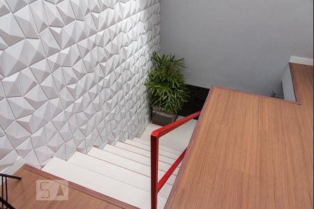 Casa à venda com 350m², 5 quartos e 3 vagas Casa à venda com 350m², 5 quartos e 3 vagasEscada