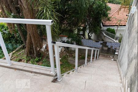 Casa à venda com 350m², 5 quartos e 3 vagas Casa à venda com 350m², 5 quartos e 3 vagasVaranda