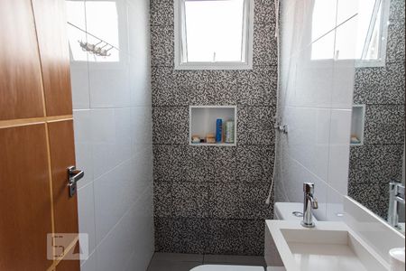 Casa à venda com 350m², 5 quartos e 3 vagas Casa à venda com 350m², 5 quartos e 3 vagasBanheiro da suíte 4