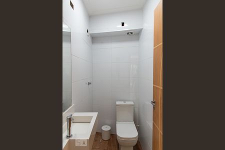 Casa à venda com 350m², 5 quartos e 3 vagas Casa à venda com 350m², 5 quartos e 3 vagasBanheiro externo