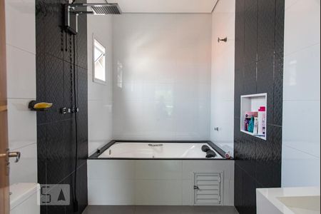 Casa à venda com 350m², 5 quartos e 3 vagas Casa à venda com 350m², 5 quartos e 3 vagasBanheiro da suíte 1