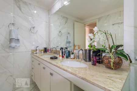 Apartamento à venda com 300m², 4 quartos e 2 vagas Apartamento à venda com 300m², 4 quartos e 2 vagasBanheiro Quarto 4 - Suíte