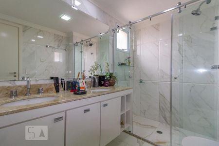 Apartamento à venda com 300m², 4 quartos e 2 vagas Apartamento à venda com 300m², 4 quartos e 2 vagasBanheiro Quarto 4 - Suíte