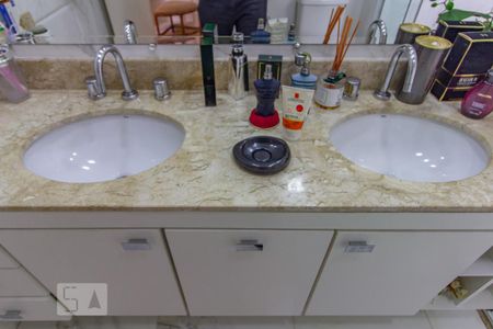 Apartamento à venda com 300m², 4 quartos e 2 vagas Apartamento à venda com 300m², 4 quartos e 2 vagasBanheiro Quarto 4 - Suíte