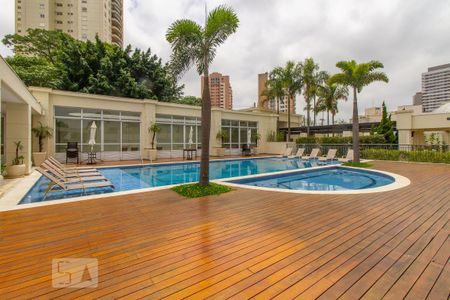 Apartamento à venda com 300m², 4 quartos e 2 vagas Apartamento à venda com 300m², 4 quartos e 2 vagasÁrea comum - Piscina