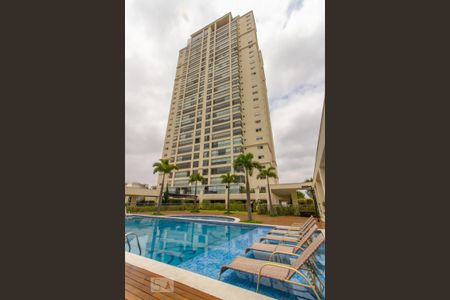 Apartamento à venda com 300m², 4 quartos e 2 vagas Apartamento à venda com 300m², 4 quartos e 2 vagasÁrea comum - Piscina