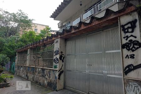 Casa à venda com 450m², 4 quartos e 8 vagas Casa à venda com 450m², 4 quartos e 8 vagasFachada