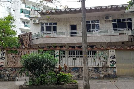 Casa à venda com 450m², 4 quartos e 8 vagas Casa à venda com 450m², 4 quartos e 8 vagasFachada