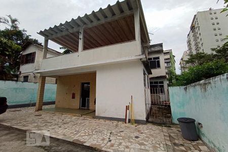 Casa à venda com 450m², 4 quartos e 8 vagas Casa à venda com 450m², 4 quartos e 8 vagasFundos