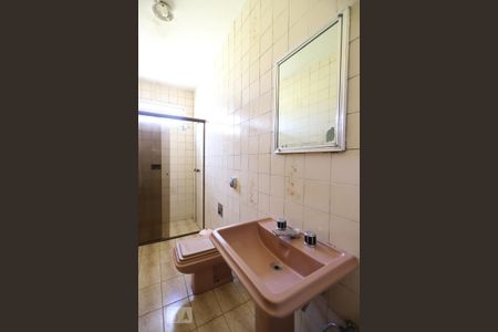 Casa à venda com 228m², 4 quartos e 3 vagas Casa à venda com 228m², 4 quartos e 3 vagasSuíte Banheiro