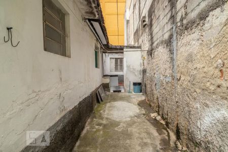 Casa à venda com 252m², 2 quartos e 5 vagasCorredor lateral externo