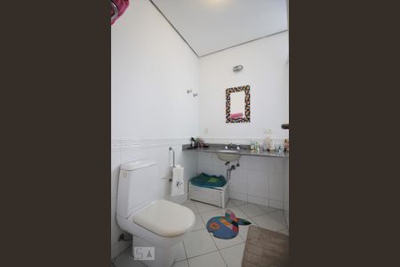 Casa à venda com 750m², 4 quartos e 6 vagasBanheiro da suíte 2