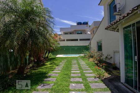 Casa de condomínio à venda com 250m², 3 quartos e 5 vagas Casa de condomínio à venda com 250m², 3 quartos e 5 vagasQuintal