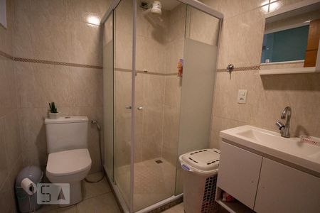 Casa de condomínio à venda com 250m², 3 quartos e 5 vagas Casa de condomínio à venda com 250m², 3 quartos e 5 vagasBanheiro da Suíte 1