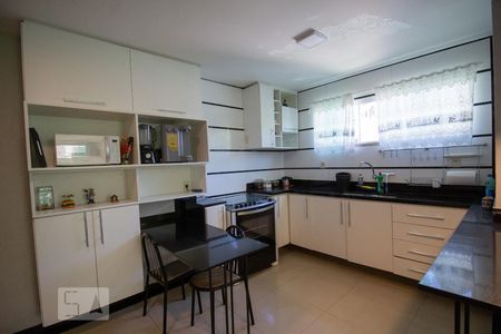 Casa de condomínio à venda com 250m², 3 quartos e 5 vagas Casa de condomínio à venda com 250m², 3 quartos e 5 vagasCozinha