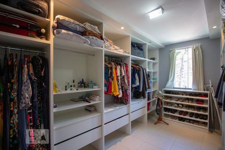 Casa de condomínio à venda com 250m², 3 quartos e 5 vagas Casa de condomínio à venda com 250m², 3 quartos e 5 vagasCloset da Suíte 3