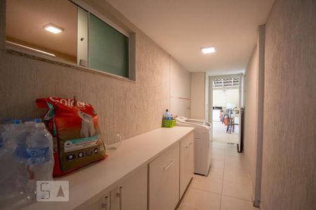 Casa de condomínio à venda com 250m², 3 quartos e 5 vagas Casa de condomínio à venda com 250m², 3 quartos e 5 vagasÁrea de Serviço