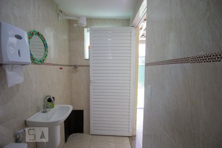 Casa de condomínio à venda com 250m², 3 quartos e 5 vagas Casa de condomínio à venda com 250m², 3 quartos e 5 vagasBanheiro da Suíte 2