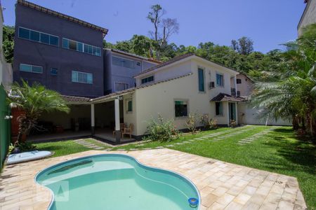 Casa de condomínio à venda com 250m², 3 quartos e 5 vagas Casa de condomínio à venda com 250m², 3 quartos e 5 vagasPiscina