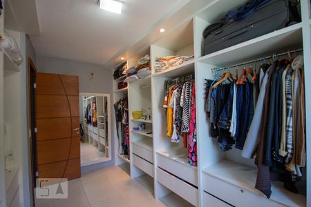 Casa de condomínio à venda com 250m², 3 quartos e 5 vagas Casa de condomínio à venda com 250m², 3 quartos e 5 vagasCloset da Suíte 3