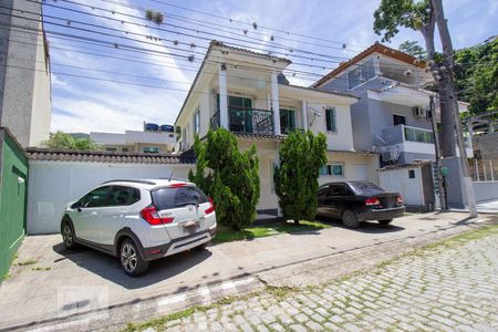 Casa de condomínio à venda com 250m², 3 quartos e 5 vagas Casa de condomínio à venda com 250m², 3 quartos e 5 vagasFachada da Casa