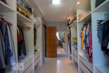 Casa de condomínio à venda com 250m², 3 quartos e 5 vagas Casa de condomínio à venda com 250m², 3 quartos e 5 vagasCloset da Suíte 3
