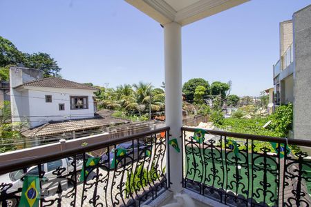 Casa de condomínio à venda com 250m², 3 quartos e 5 vagas Casa de condomínio à venda com 250m², 3 quartos e 5 vagasVaranda da Suíte 3