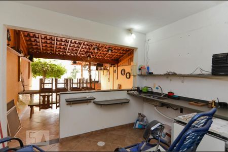 Casa à venda com 150m², 3 quartos e 4 vagas Casa à venda com 150m², 3 quartos e 4 vagasCozinha - Área da Churrasqueira