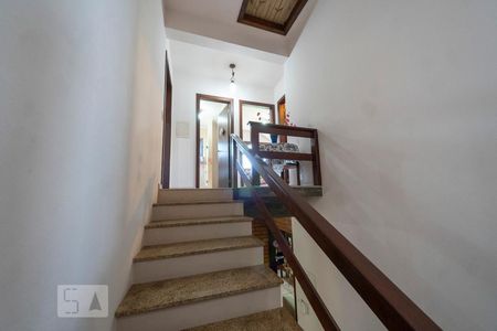 Casa à venda com 217m², 4 quartos e 2 vagasEscada