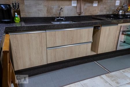 Casa à venda com 250m², 3 quartos e 2 vagas Casa à venda com 250m², 3 quartos e 2 vagasCozinha - Armários